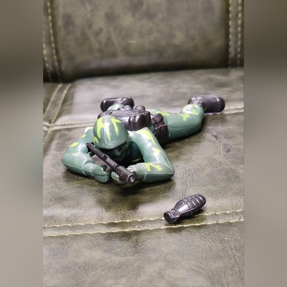 SCHYLLING ,NORTH ANDOVER MA. WIND UP MOVABLE, CRAWLING ARMY MAN WITH GRENADE. - Picture 4 of 8